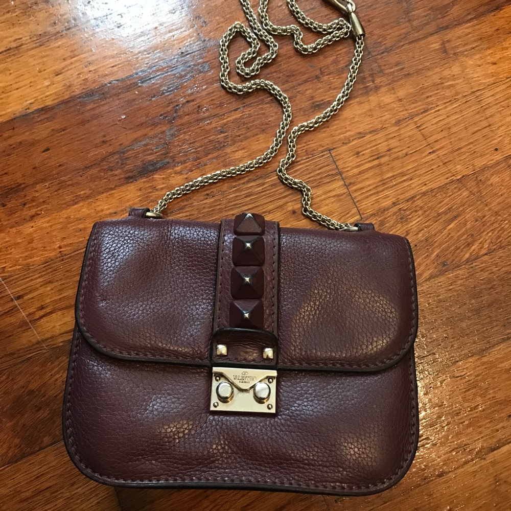 Burgundy pebble leather Valentino rockstud bag